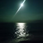お盆の海に十二夜の月！この地は宇宙に浮かぶ星なんだと実感する瞬間
