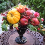 【ハロウィン】フラワーアレンジをカボチャとリンゴで可愛くエレガントに！
