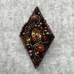 【ビーズ刺繍ブローチ】スワロフスキークリスタルや琥珀を使ってブラウン系のダイヤ型作りました！